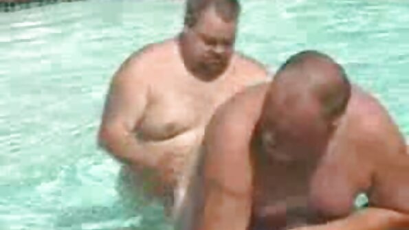 Pigen med blå public seks porn skygger tog penis i munden.