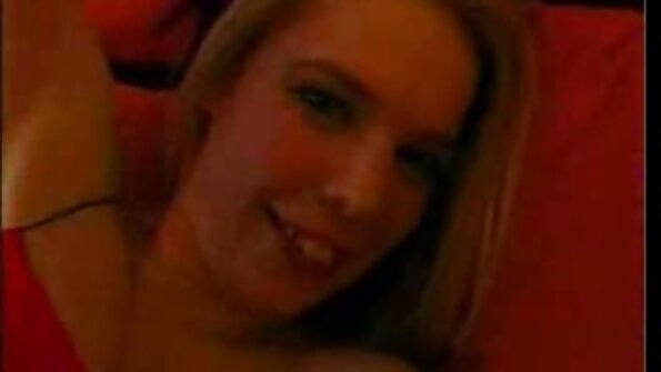 Skamløs blondine nafsu sex video tog i munden i bilen.