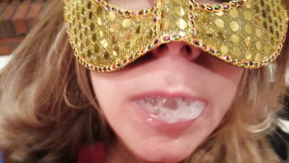 Nådesløs sexmaskine seks video porno knepper skønhed på sofaen.