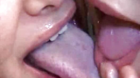 For at slappe af tog hønen den i xxx porno filmi munden i bilen.