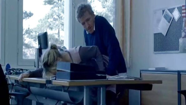 Den mandlige lporno sex berømt smadrede fisse af en attraktiv blond dame.