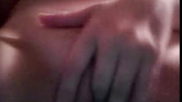 Sexet pige og sexmaskine smeltede sammen på dog sex porno sofaen.