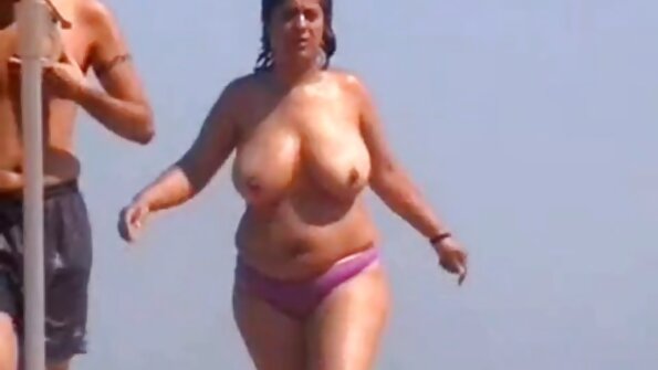 Erotisk ung dame seks video xx suget på en brun penis.