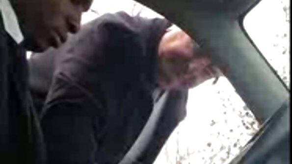 Pigen på porno sex ten knæ sutter flittigt to peniser.