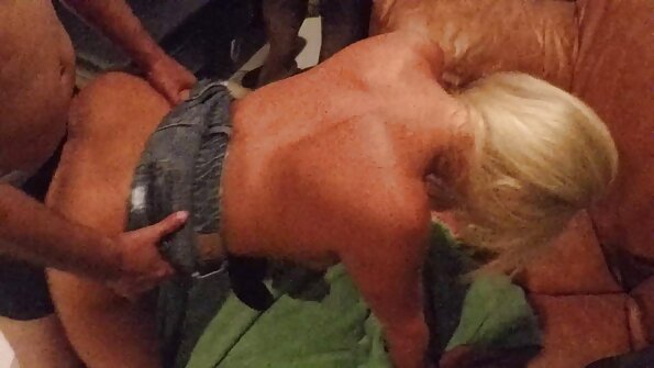 Blond xhxx seks dame afhængig af pik i bilen.