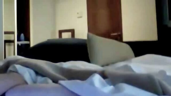 Tatoveret kylling film sex xxx giver blowjob til brutal fyr.