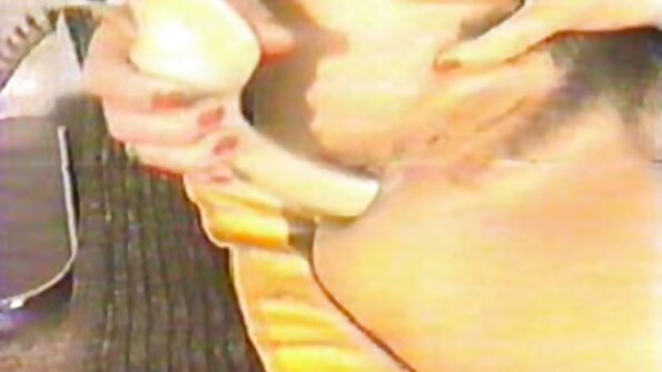 Ung chick kan lide kærtegn af ubarberet sek animal xxx fisse.