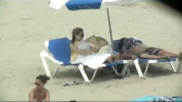 Juicy chick turbanlı sex film dygtigt ælter sin fisse med blide fingre.